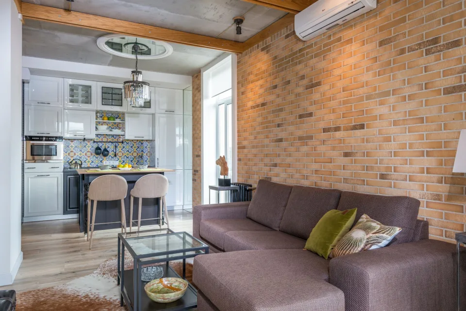 Nhân viên đang tư vấn cho khách